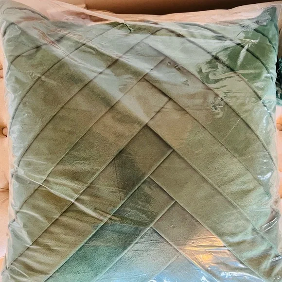 2x 18" EMERALD VELVET THROW PILLOW - Picture 3 of 3